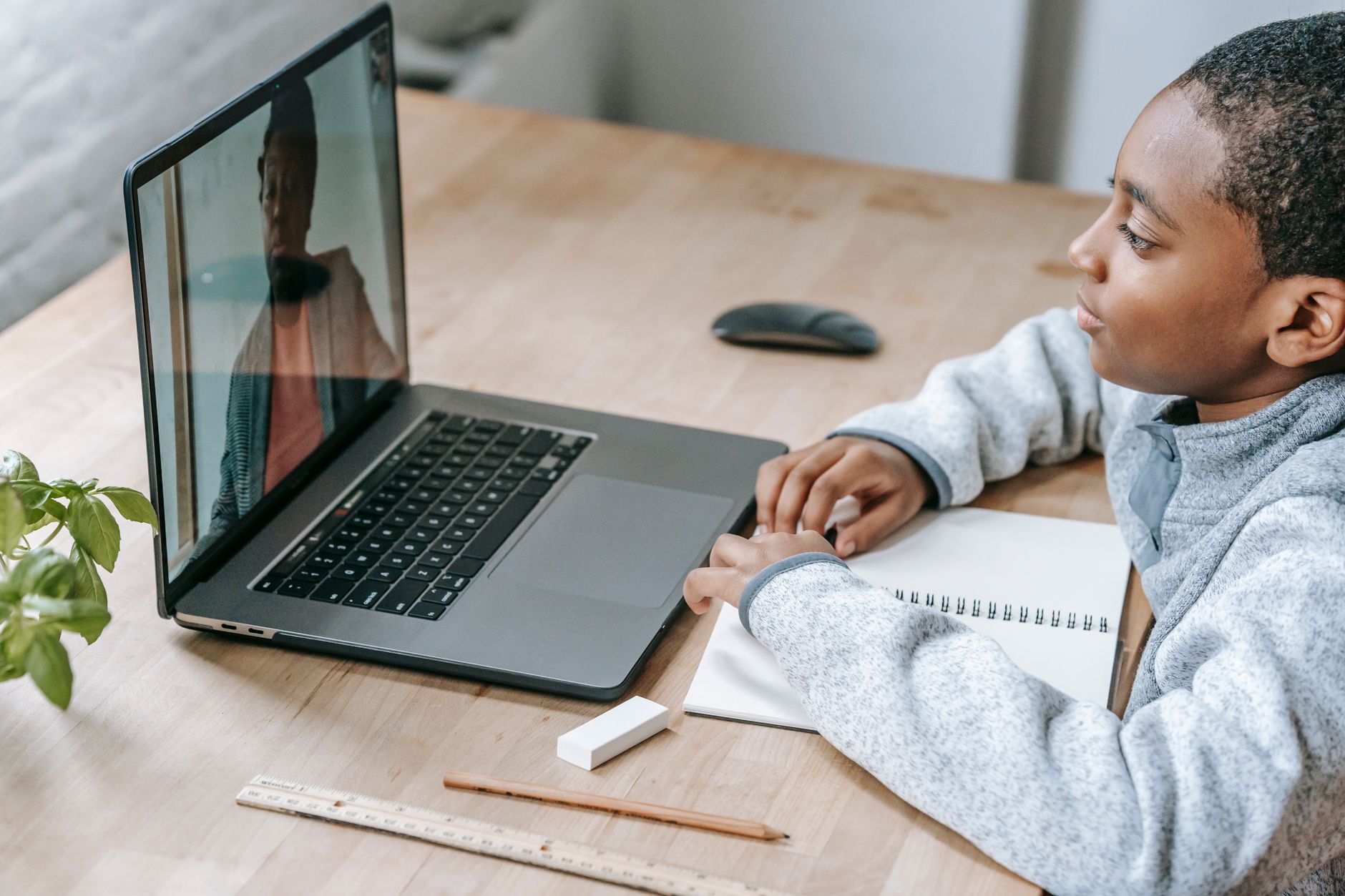 Activation du compte ENT Orléans : mode d’emploi étape par étape — étudiant utilisant un ordinateur éducation en ligne
