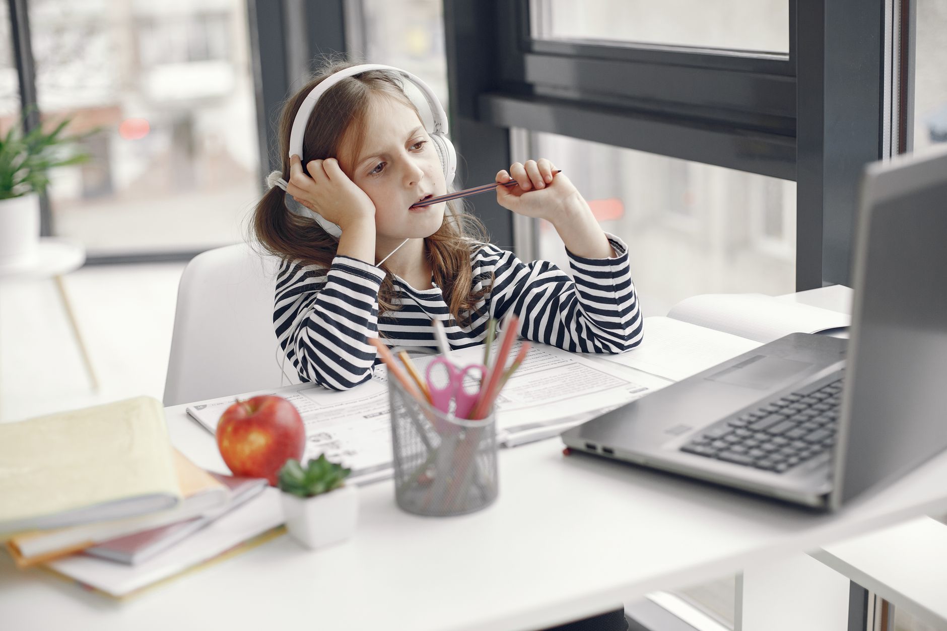 Activer son compte et se — étudiant utilisant un ordinateur éducation en ligne