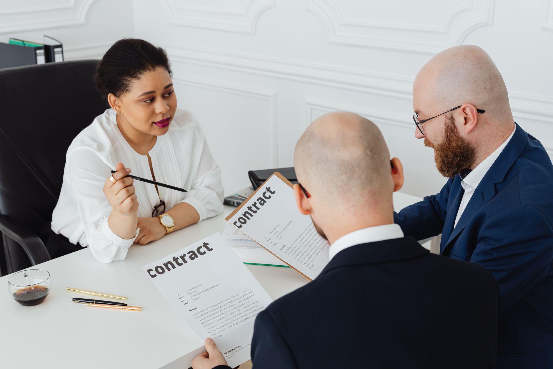 Avenant à un contrat définition, — signature de contrat réunion d'affaires