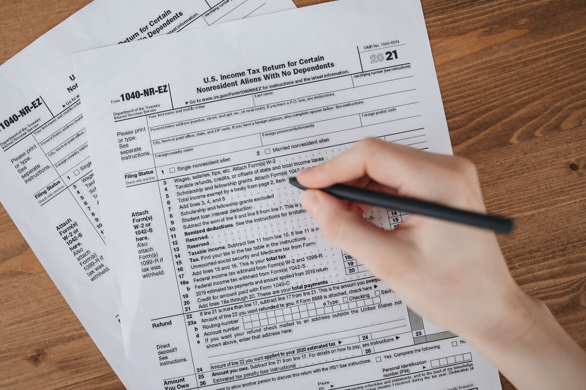 Comprendre le fonctionnement du Chèque emploi service (CESU) — personne remplissant des formulaires fiscaux