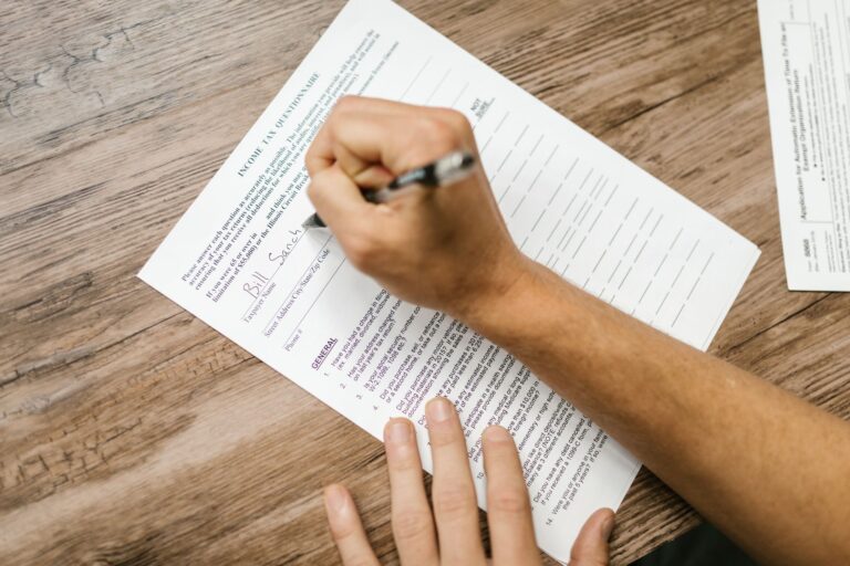 Chèque emploi service (CESU) fonctionnement, — personne remplissant des formulaires fiscaux