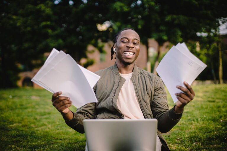 Consulter le résultat du bac — étudiant vérifiant les résultats d'examen en ligne