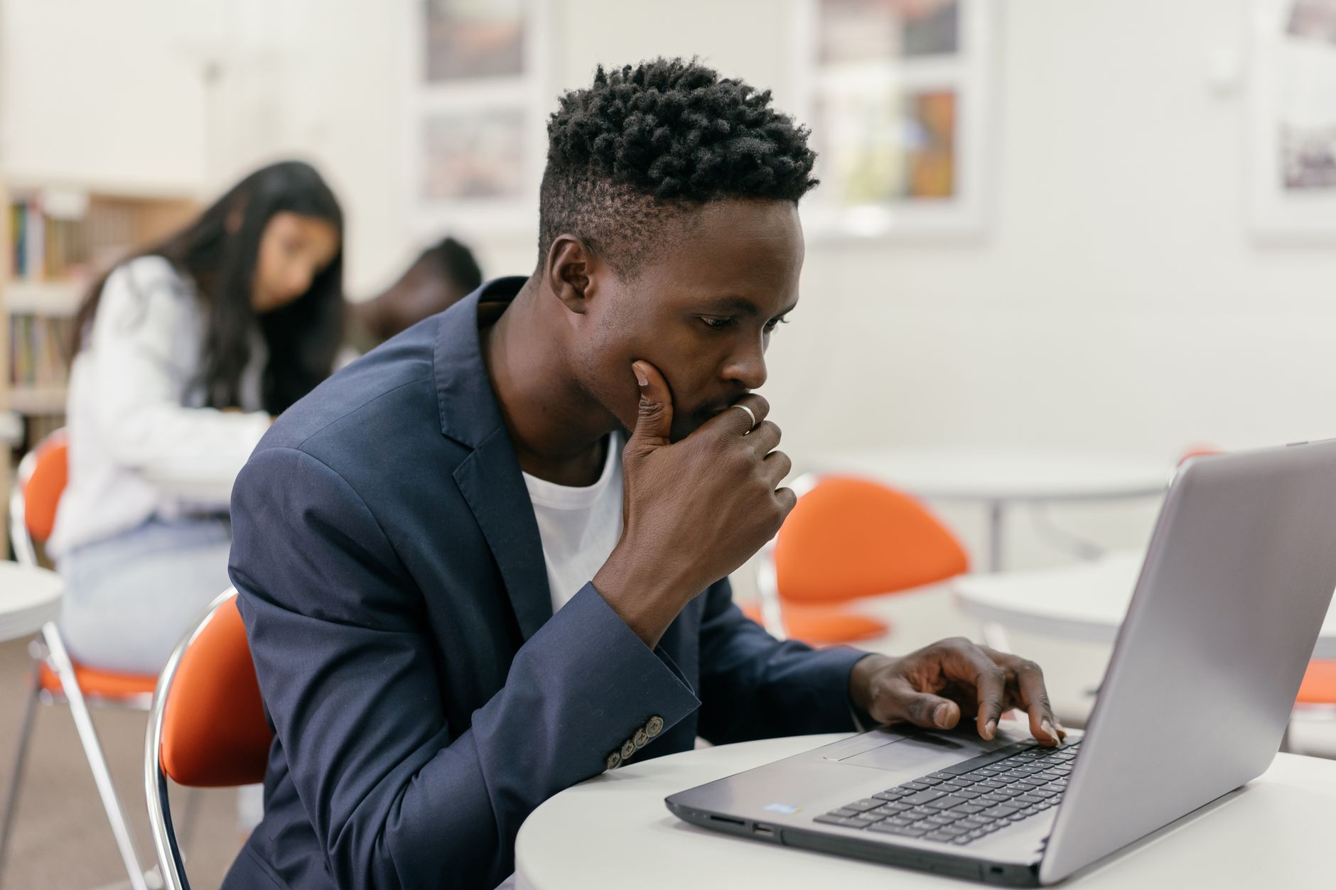 La plateforme Cyclades : rôle, fonctionnement et avantages pour les candidats aux examens — étudiant accédant à une plateforme d'examen