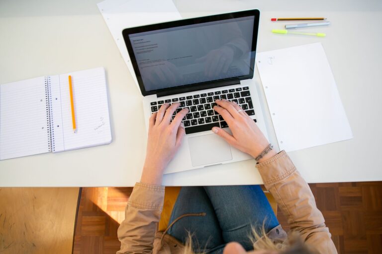 Cyclades connexion, accéder à son — étudiant accédant à une plateforme d'examen