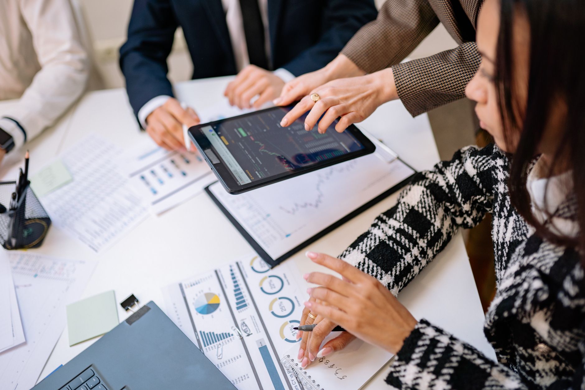Data validation manager : un rôle au croisement de la qualité et de la gouvernance des données — réunion équipe analyse de données