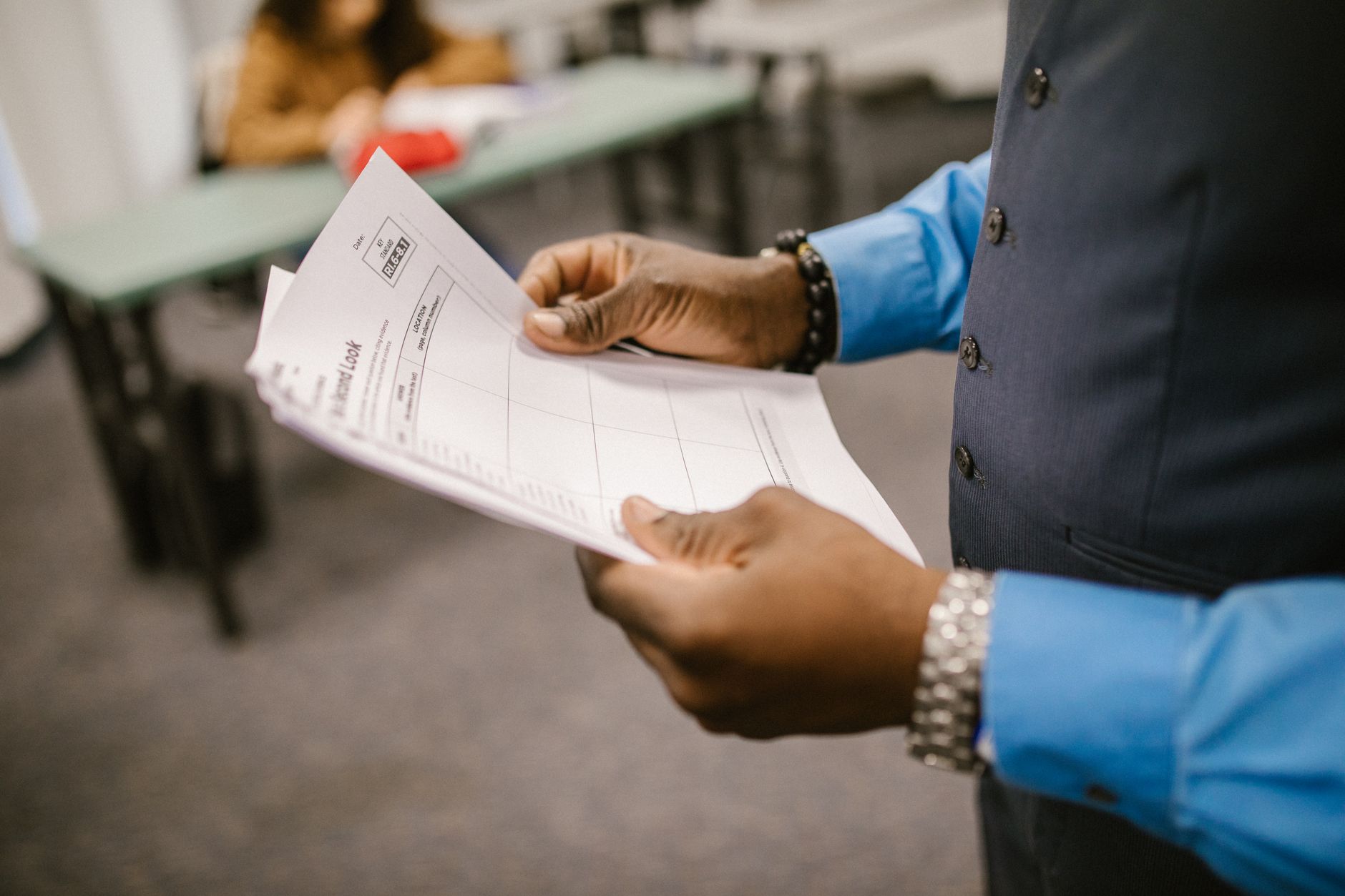 Délai pour recevoir les résultats — étudiant recevant les résultats d'examen