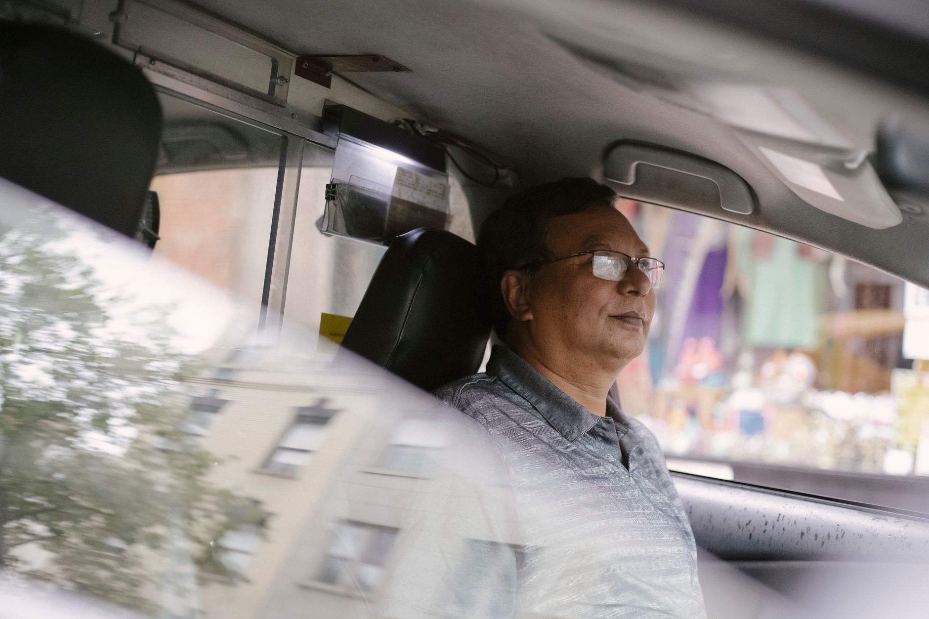 Respecter les conditions VTC : premiers filtres et points de vigilance concrets — chauffeur VTC dans une voiture en ville