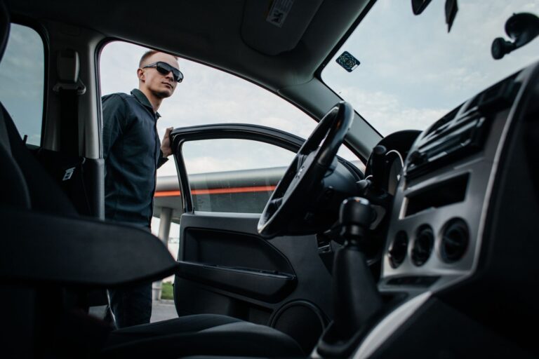 Devenir chauffeur VTC conditions, formation — chauffeur VTC dans une voiture en ville
