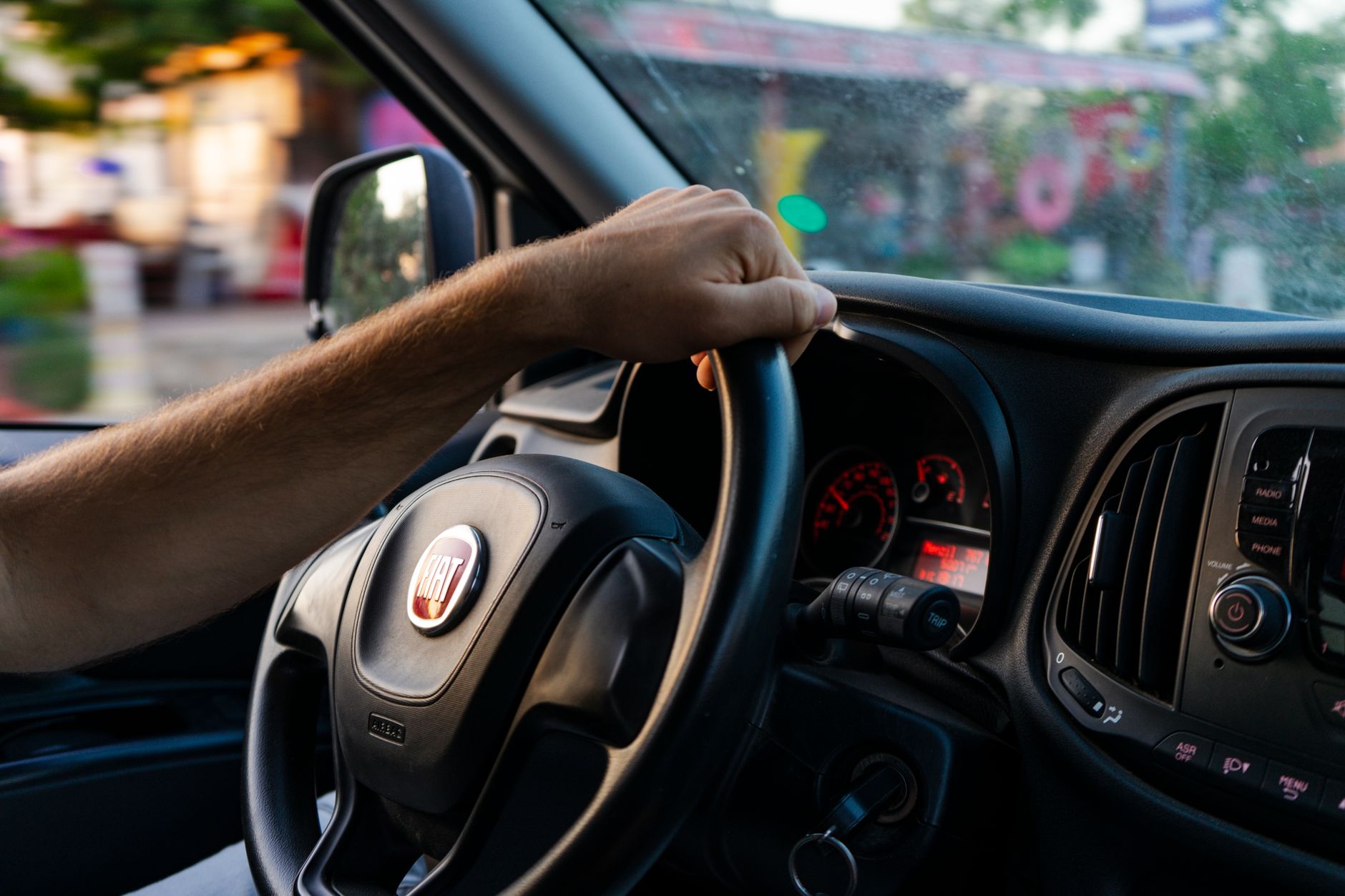 Décryptage des démarches VTC : de la formation à la demande de carte en préfecture — chauffeur VTC dans une voiture en ville