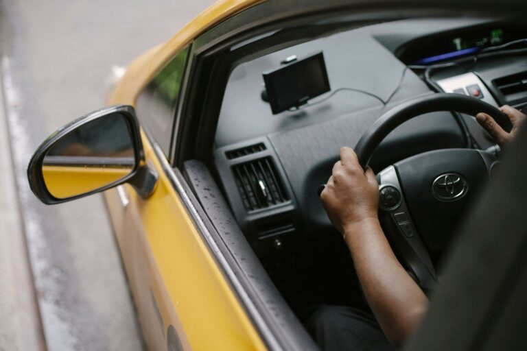 Obtenir sa carte VTC démarches, — chauffeur VTC dans une voiture en ville