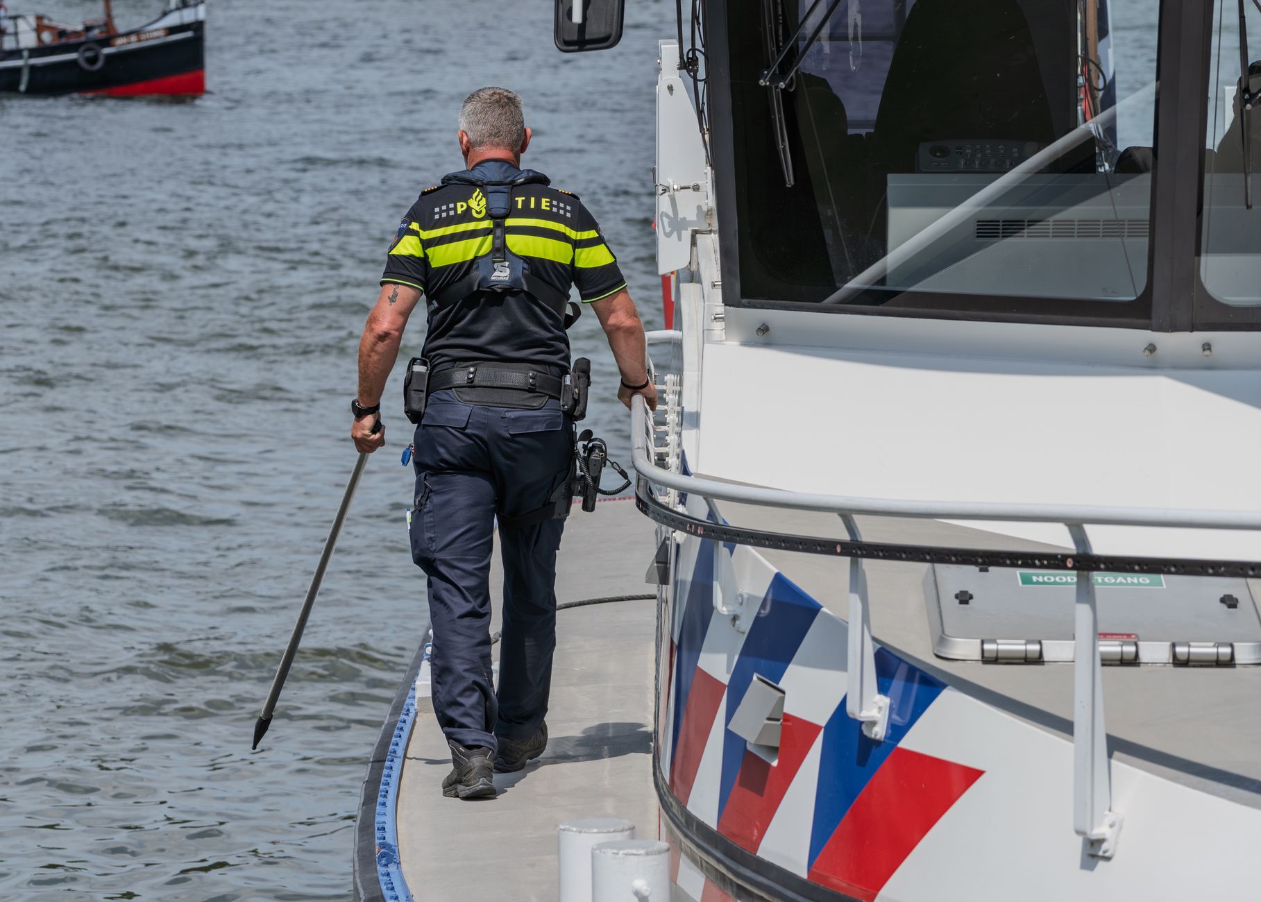 Des vies derrière l’uniforme : la réalité du métier de gendarme vue par Profession Gendarme — gendarme en uniforme en patrouille