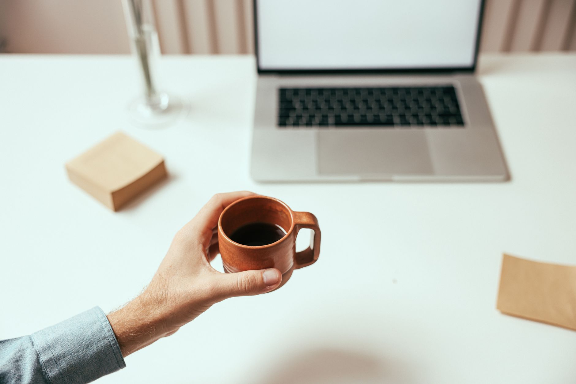 Quel métier en télétravail sans diplôme choisir pour commencer rapidement ? — bureau à domicile ordinateur portable café