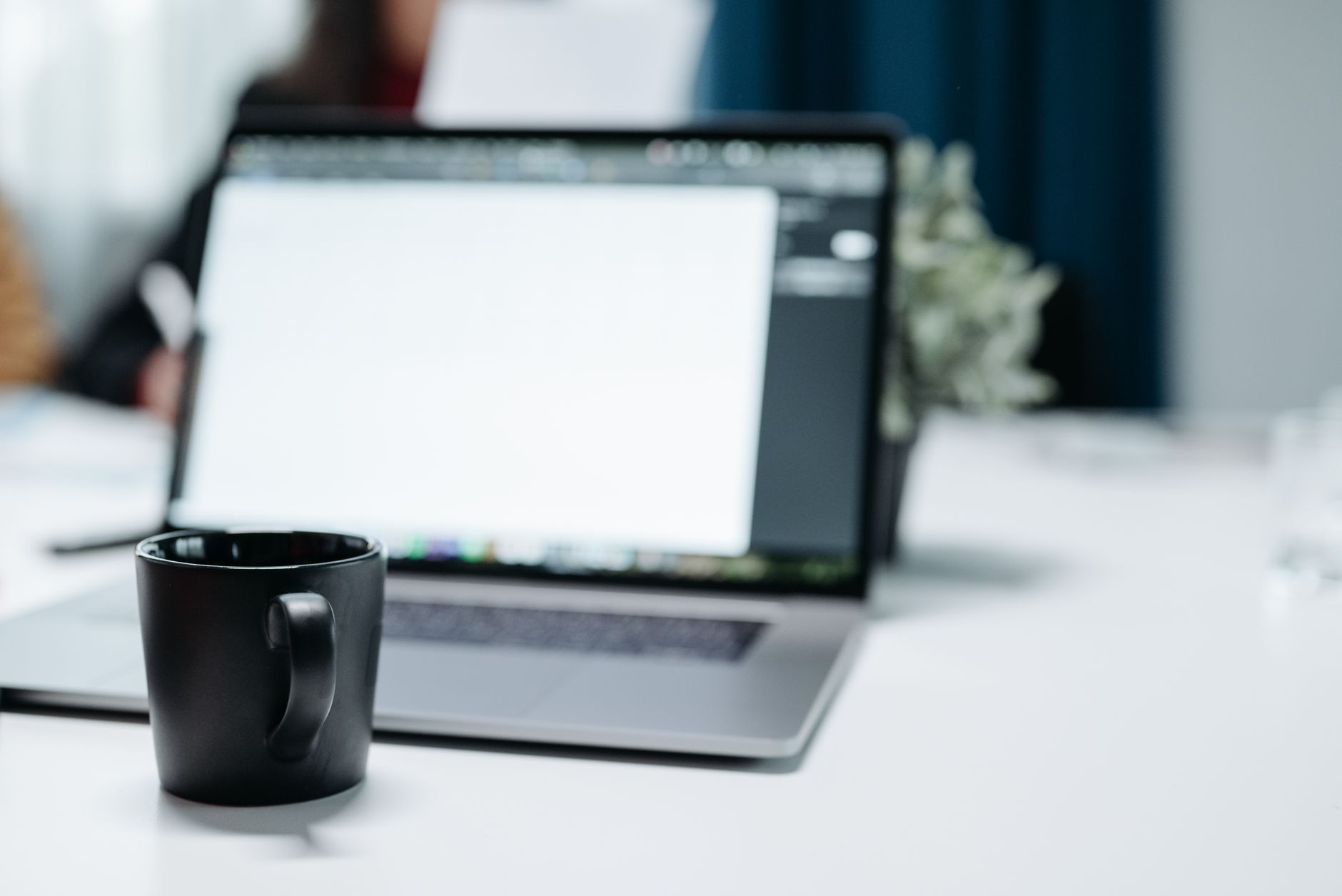 Quel métier exercer en télétravail — bureau à domicile ordinateur portable café