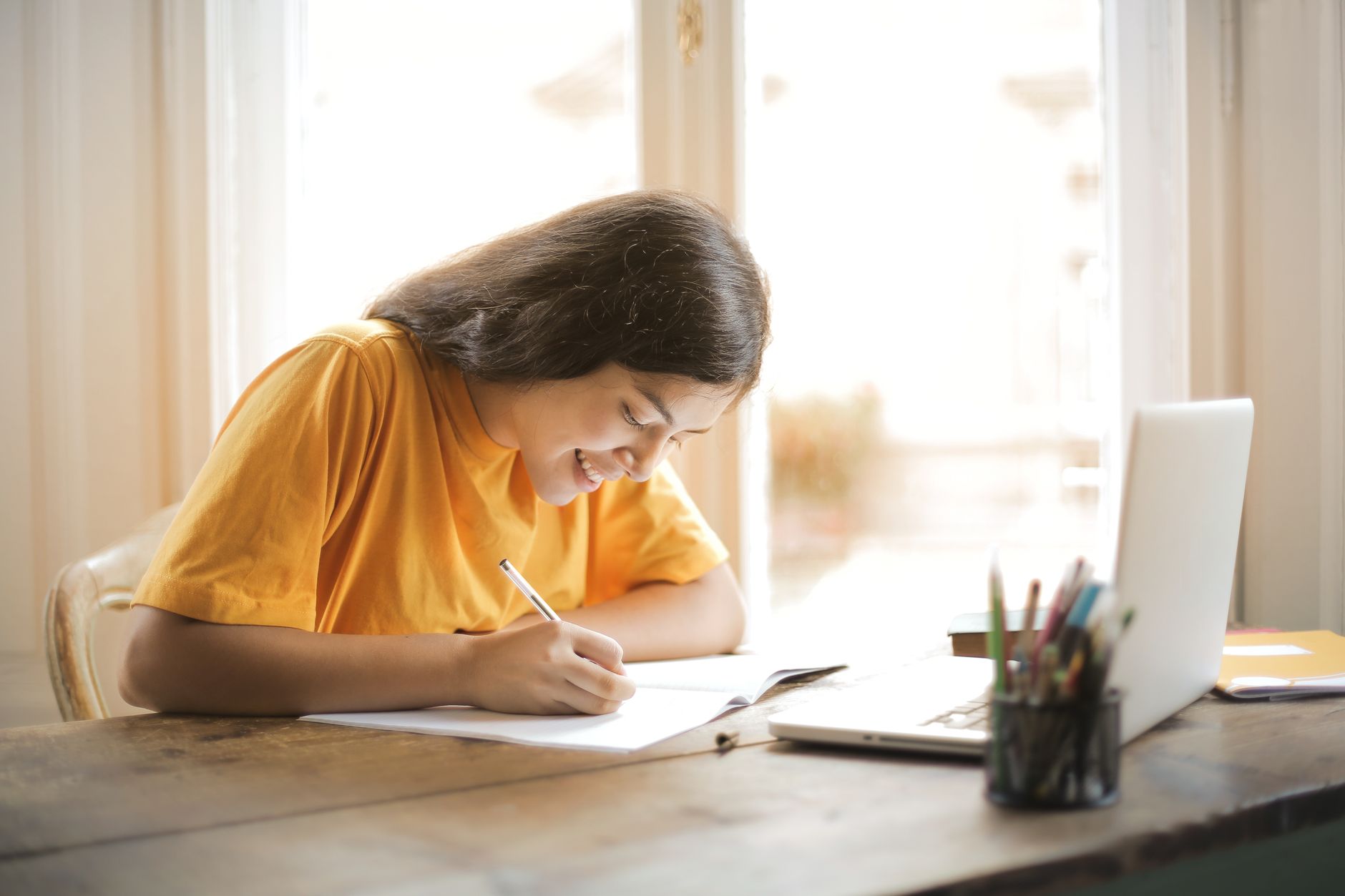 Éléments à privilégier dans un template Google Doc pour rapport de stage — étudiant rédigeant un rapport sur ordinateur