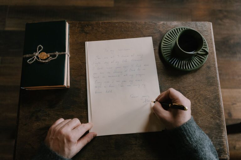 Rédiger une lettre de démission — personne écrivant lettre de démission bureau