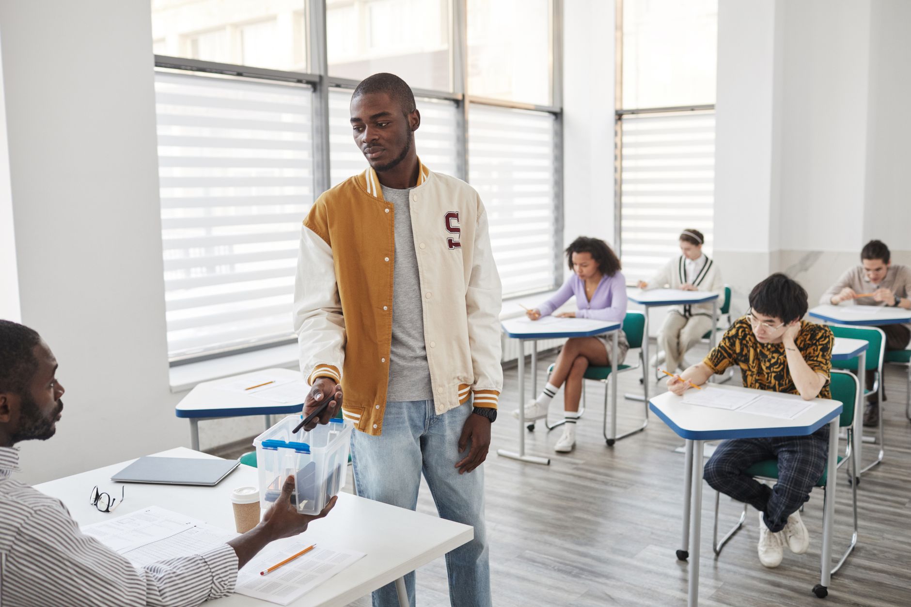 Résultat du brevet 2025 : compréhension du calendrier par académie — élèves recevant les résultats d'examen