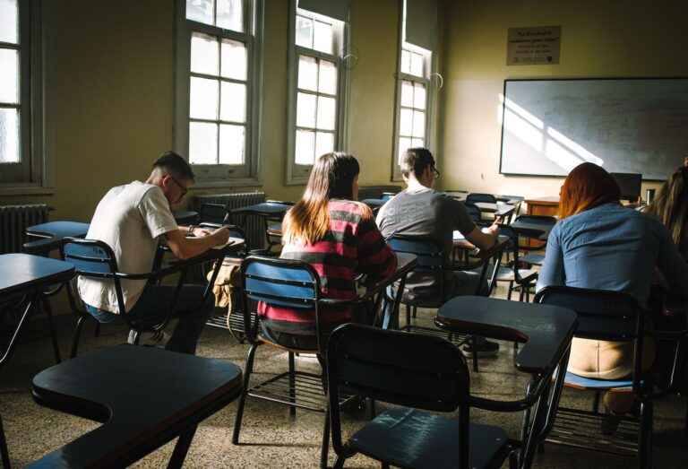 Résultat du brevet 2025 dates — élèves recevant les résultats d'examen
