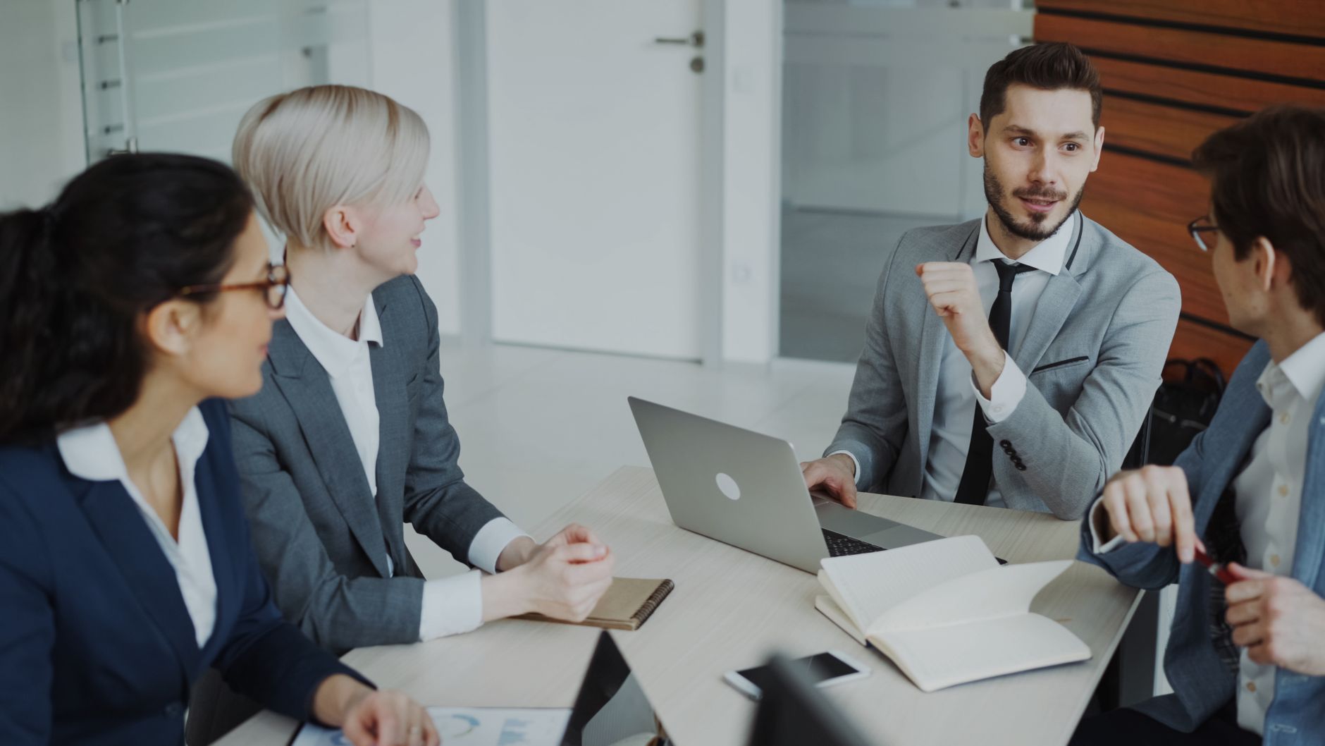 Reconversion professionnelle : choisir la bonne orientation et structurer son projet — réunion de planification de reconversion professionnelle